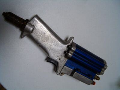 Pneumatic riviter gun manual or pedal usage 3/16 + rvt