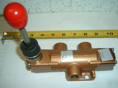 Versa hand actuated 3-way valve 3/8