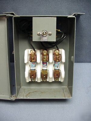 Safety toggle switch 600 vac 3 2/10 amp 3-pole 