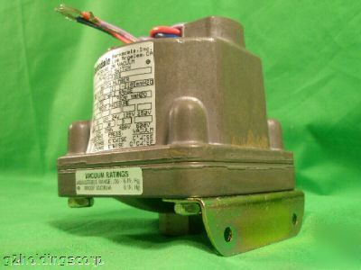 Barksdale pressure temp and vacuum switches D1HA3SS