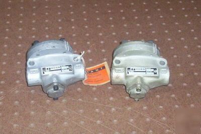 New lot 2 ross series 27 valves 2651A3913 2151A3900 3/8