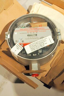 New honeywell gas/air pressure switch C437F 1052 