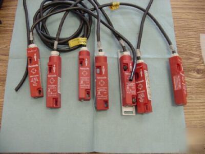 Lot of guardmaster type fcs / D2067 safety switches, 7