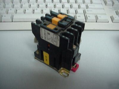 Telemecanique CA2-DN131 contactor relay 600V, 10A