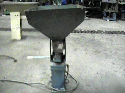 Vibratory parts feeder hopper small parts unit