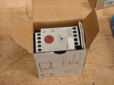 Siemens timing relay 7PU41-40-28130 