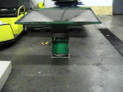 Vibratory parts feeder hopper for automation moorfeed
