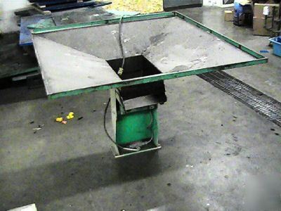 Vibratory parts feeder hopper for automation moorfeed