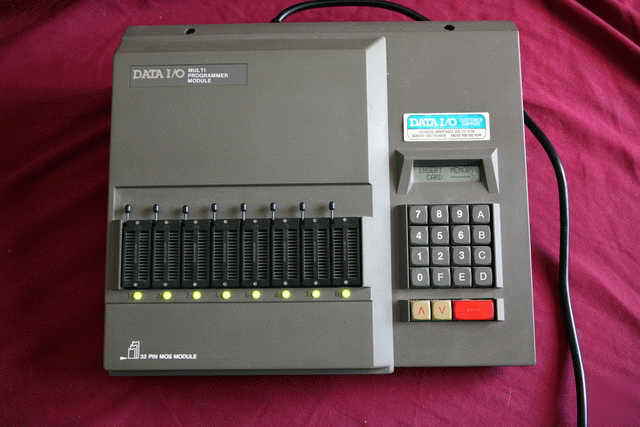 Data i/o 288A multiprogrammer with 32PIN mos module