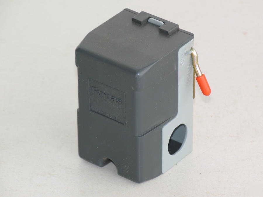 Furnas pressure switch with disconnect lever