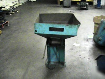 Vibratory parts feeder hopper 3 cub foot hendricks eng