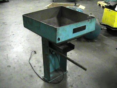 Vibratory parts feeder hopper 3 cub foot hendricks eng