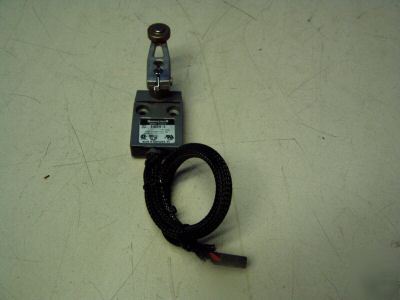 Honeywell micro limit switch m/n: 914CE16-3 - used