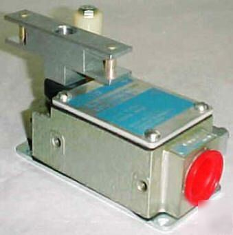 Telemecanique gould r.b. denison limit switch L2153-2