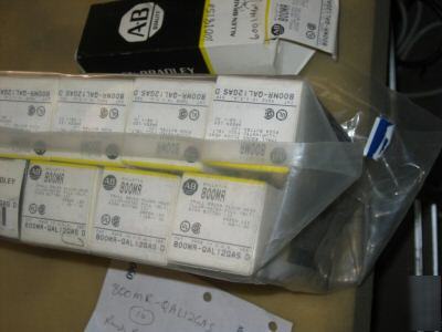 New allen bradley 800MR -QAL12GAS green push button