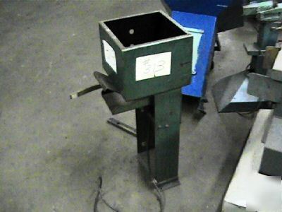 Vibratory parts feeder hopper .5 cub foot automation